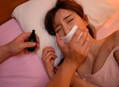 Dùng thuốc mê để địt cô em họ xinh đẹp